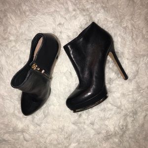 VINCE CAMUTO booties